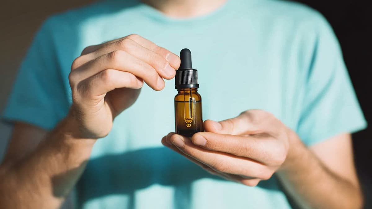 huile de CBD pressée à froid entre les mains